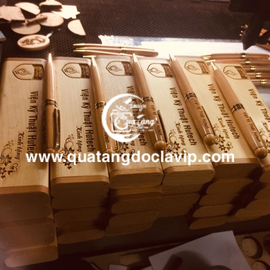 Bút gỗ khắc tên khóa học